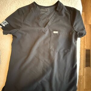 Figs Men's Charcoal V-Neck Tee